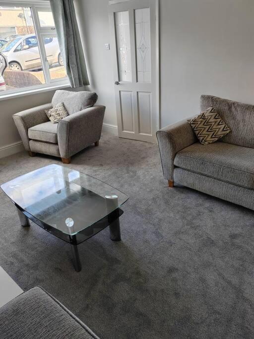 Cosy Brighouse 3 Bed House-Great For Contractors Apartment Bagian luar foto