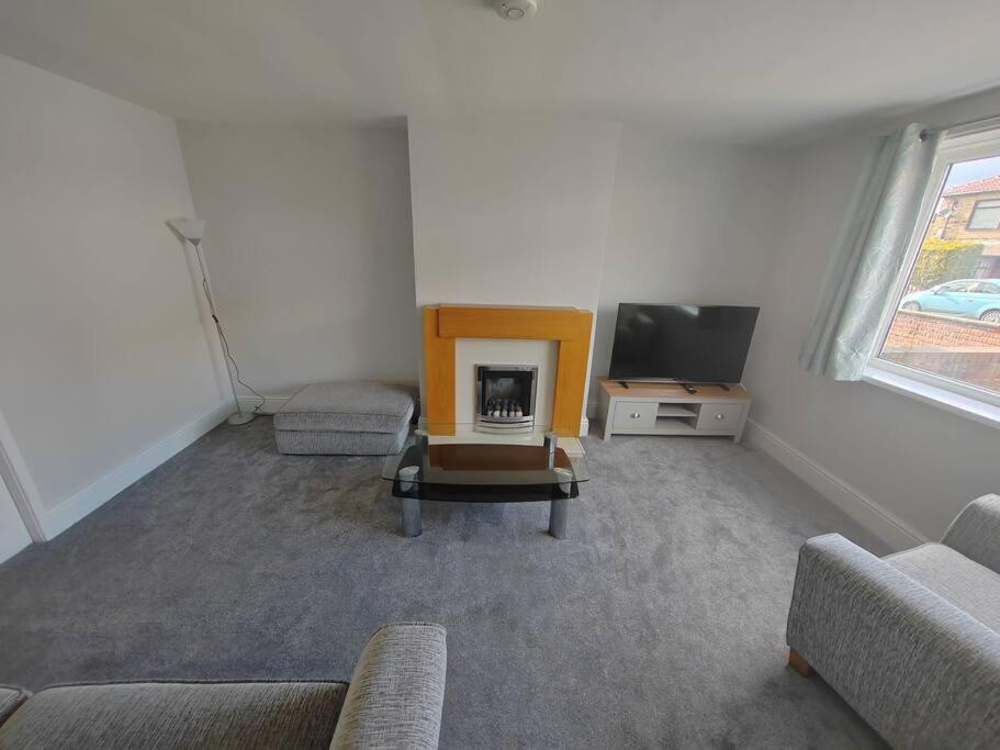 Cosy Brighouse 3 Bed House-Great For Contractors Apartment Bagian luar foto