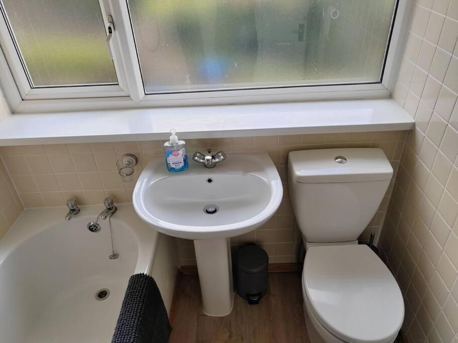 Cosy Brighouse 3 Bed House-Great For Contractors Apartment Bagian luar foto
