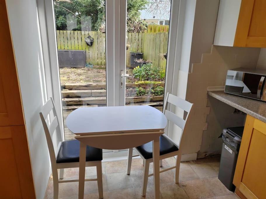 Cosy Brighouse 3 Bed House-Great For Contractors Apartment Bagian luar foto