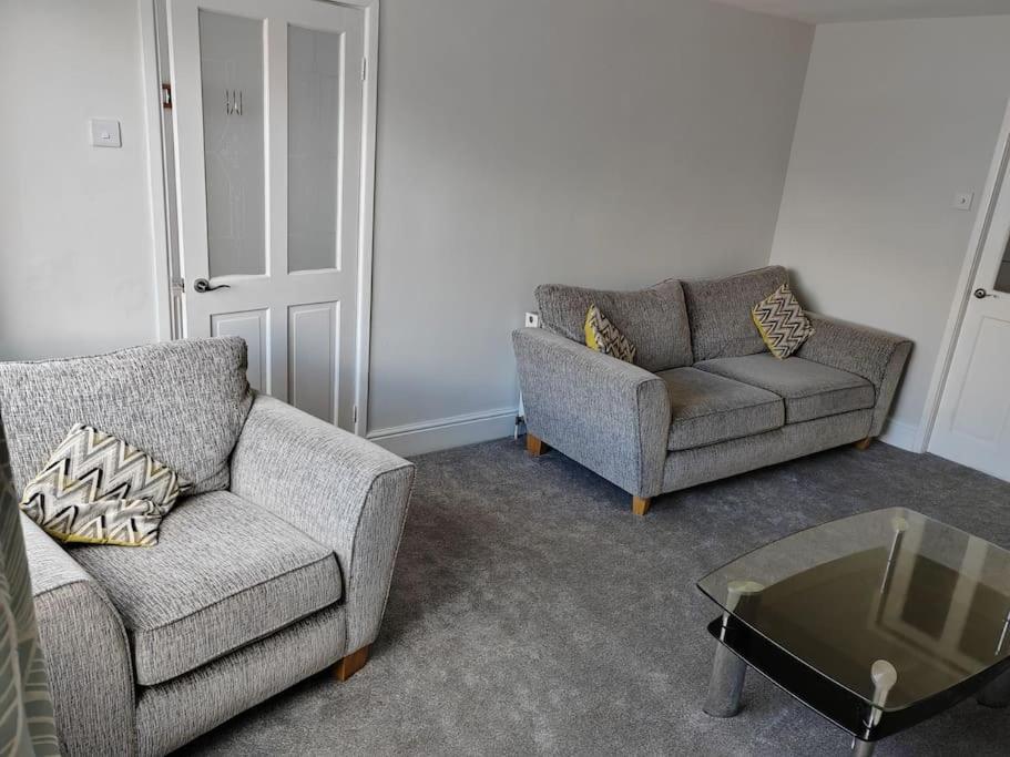 Cosy Brighouse 3 Bed House-Great For Contractors Apartment Bagian luar foto