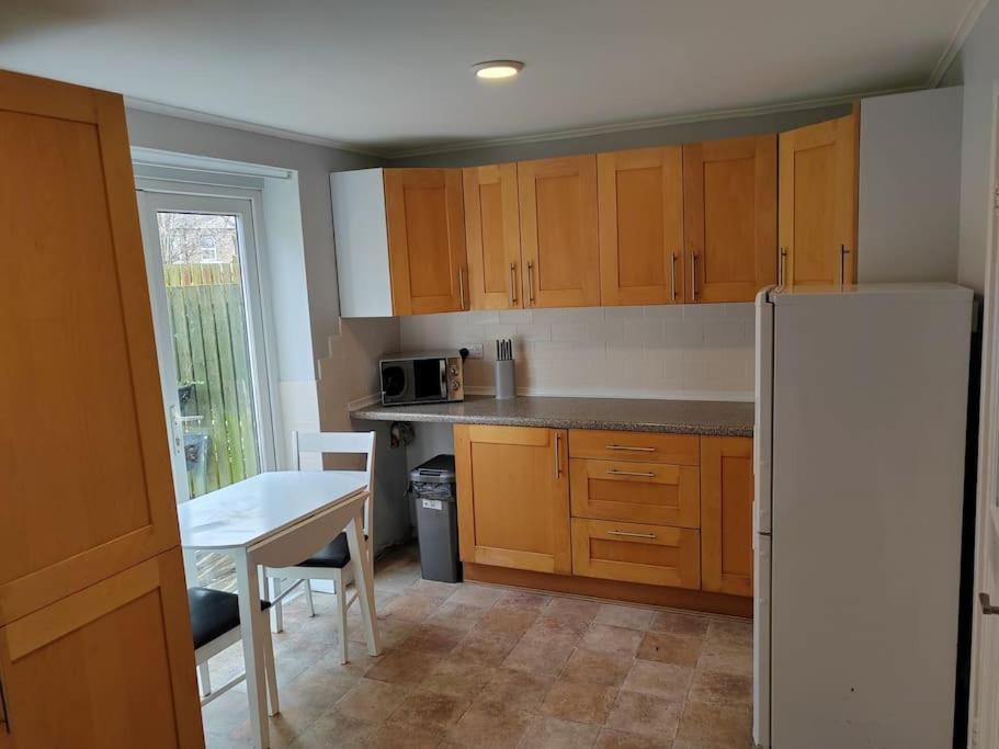 Cosy Brighouse 3 Bed House-Great For Contractors Apartment Bagian luar foto