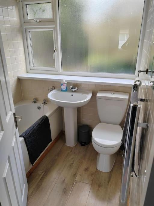 Cosy Brighouse 3 Bed House-Great For Contractors Apartment Bagian luar foto